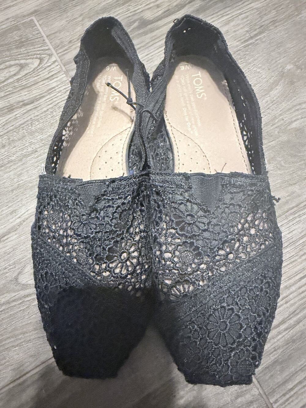 Tom’s Moroccan Crochet Flat Shoes Black Slip On’s Size 6 Good Condition